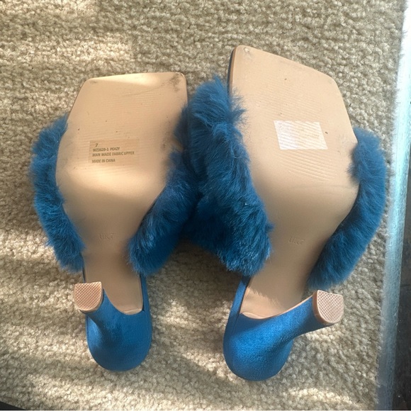 Blue fluffy heels - Picture 3 of 3